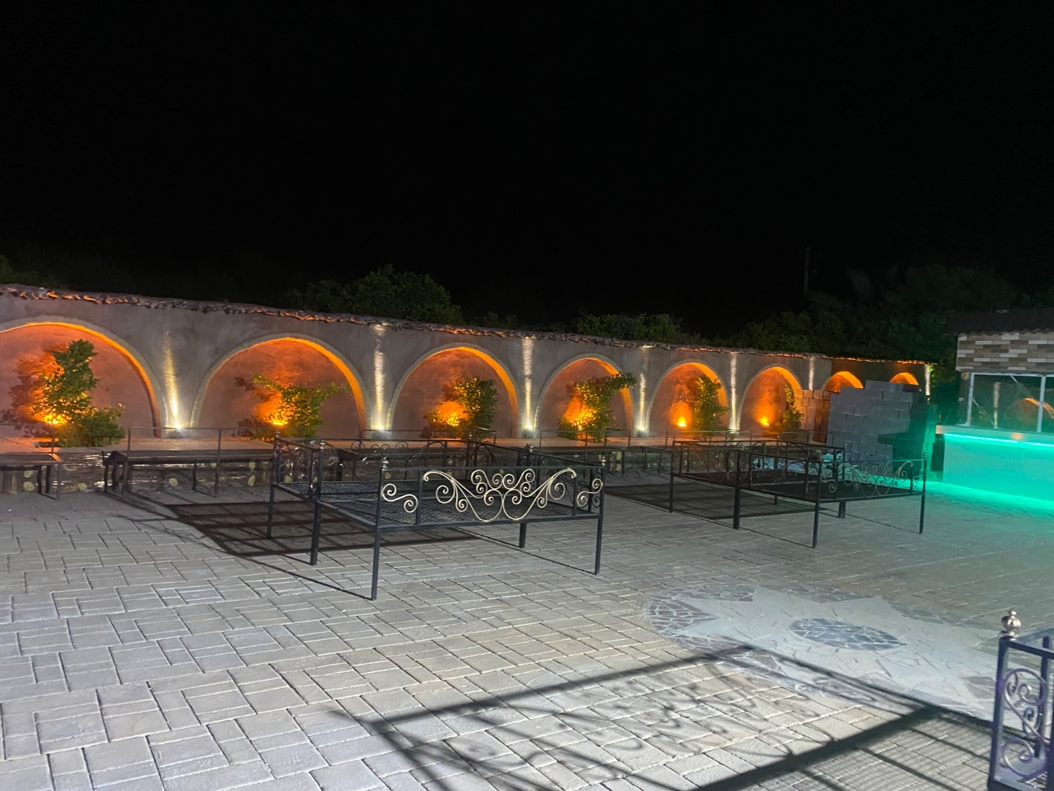 تخت و میزهای سنتی در باغ رستوران