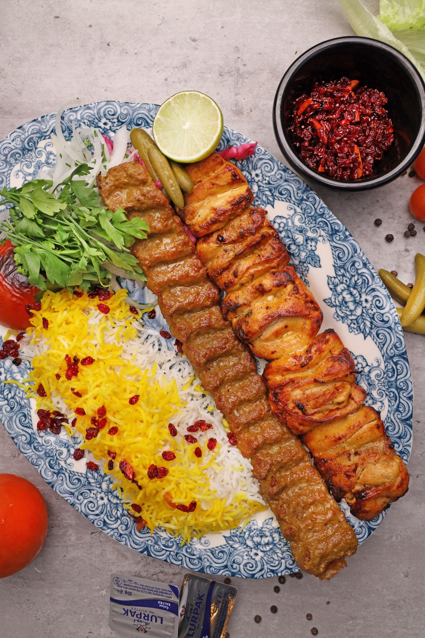 دیس کباب ایرانی با برنج زعفرانی و دورچین